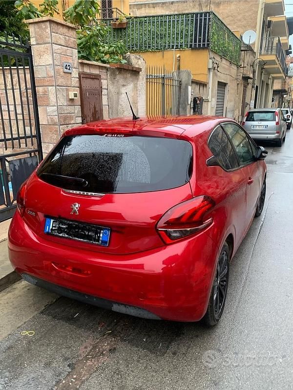 Usata Peugeot 208 75 CV (55 kW) 2018 Rosso Utilitaria