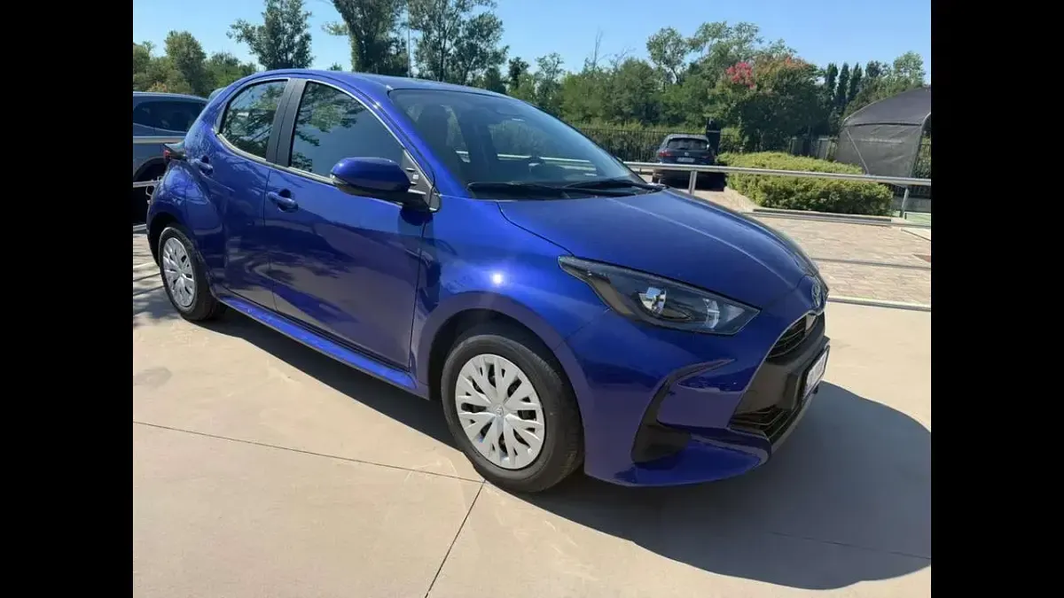 Nuova Toyota Yaris Hybrid Active 92 CV (67 kW) 2026 Blu Berlina