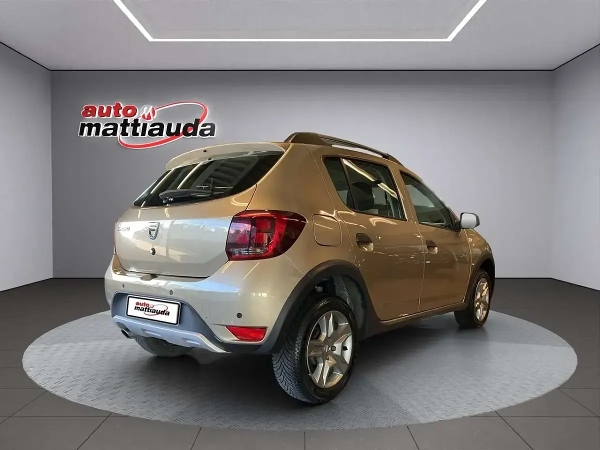 Usata Dacia Sandero Comfort 90 CV (66 kW) 2020 Giallo ambra Utilitaria