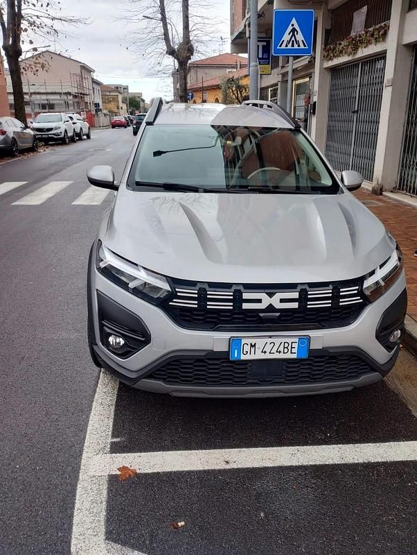 Argento Usata 2022 Dacia Jogger Extreme Monovolume | 13.500 € (Buon prezzo) - Immagine 1/4