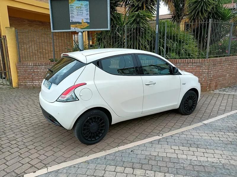 Begagnad Lancia Ypsilon 69 HK (50 kW) 2022 Vit Halvkombi
