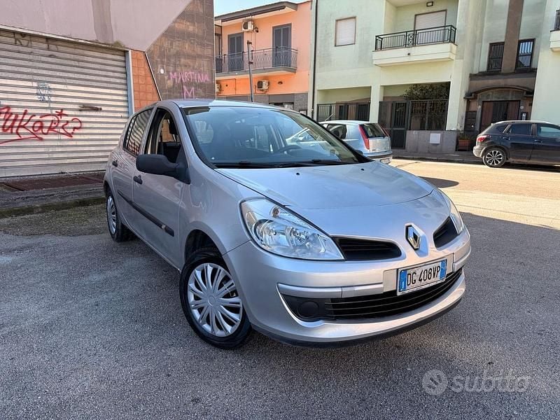 Usata Renault Clio II 75 CV (55 kW) 2007 Grigio Berlina