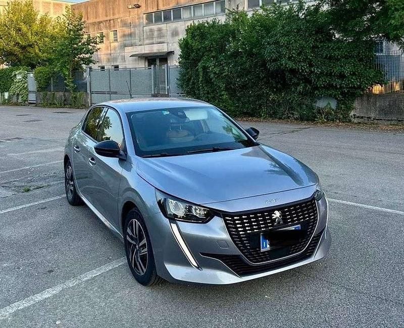 Usata Peugeot 208 Allure 101 CV (74 kW) 2023 Argento Utilitaria