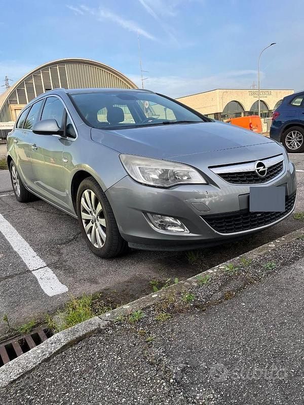 Usata Opel Astra 110 CV (80 kW) 2011 Grigio Station wagon