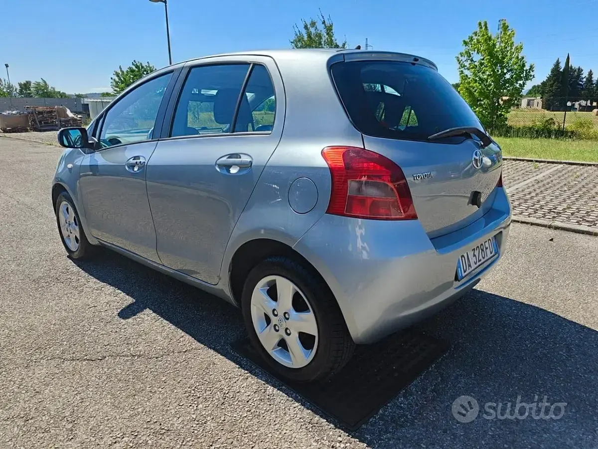 Usata Toyota Yaris Sol 90 CV (66 kW) 2006 Grigio Berlina