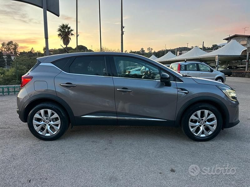Usata Renault Captur RS Line 101 CV (74 kW) 2021 Grigio SUV