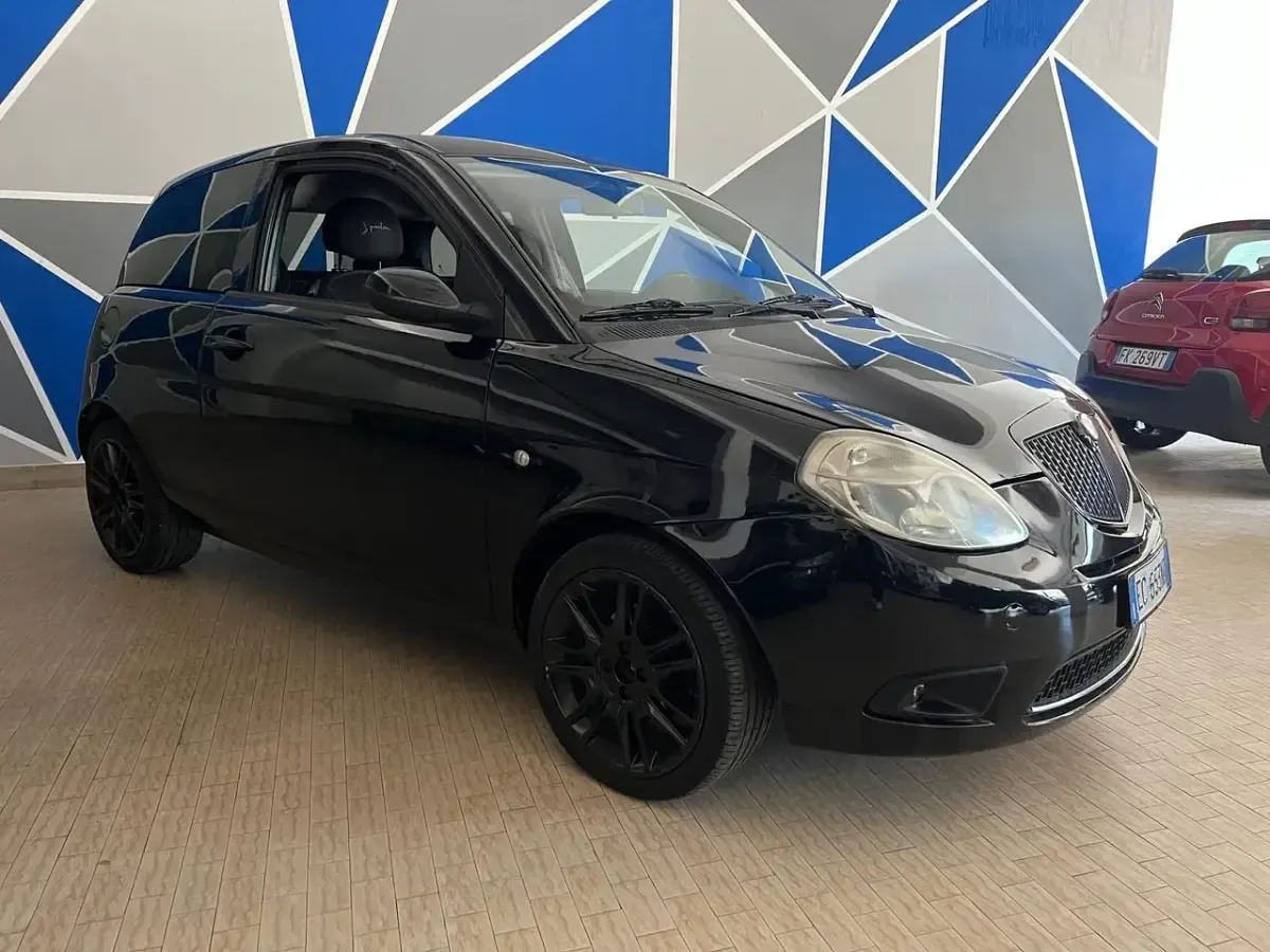 Usata Lancia Ypsilon 75 CV (55 kW) 2010 Nero Utilitaria