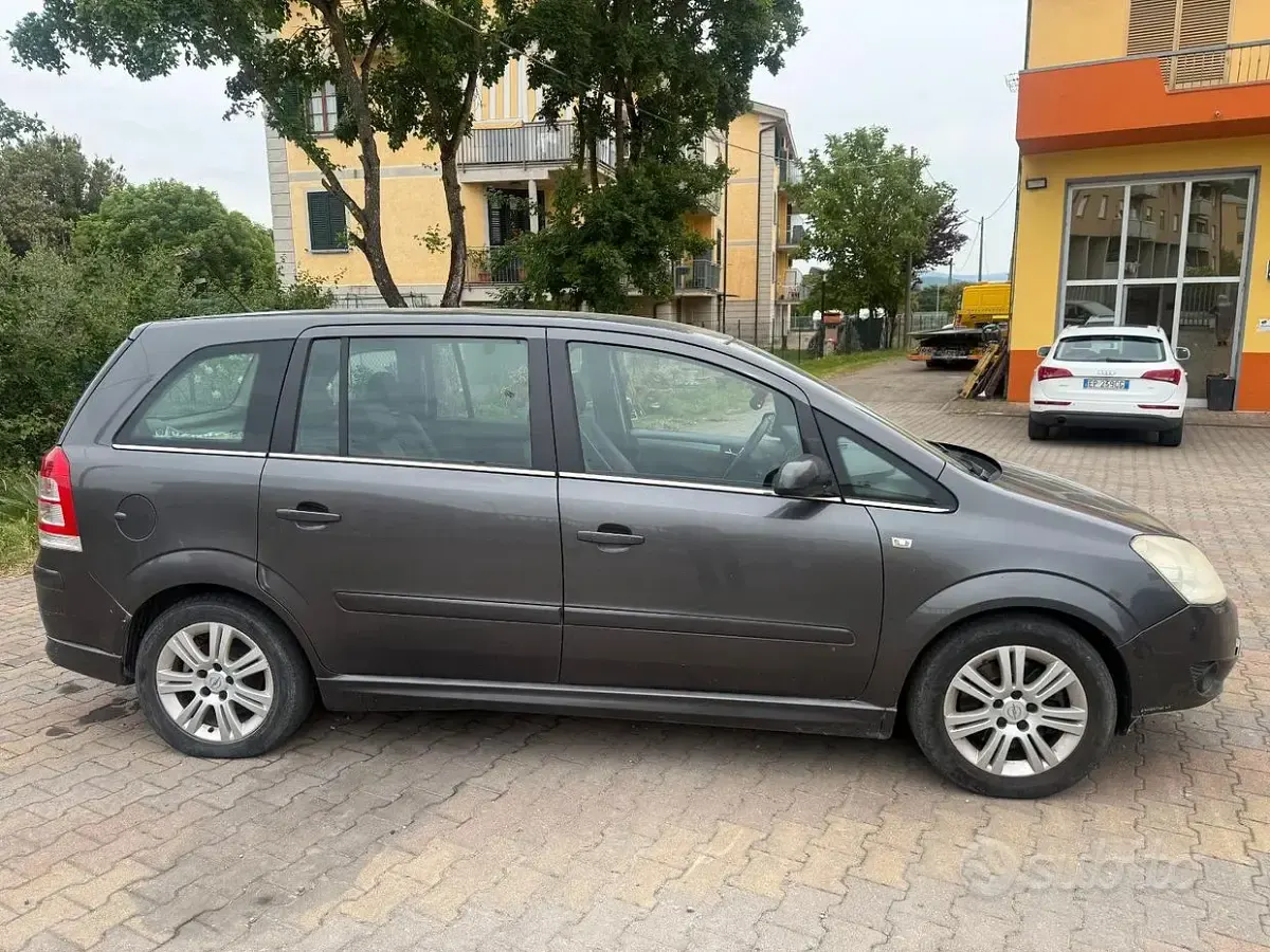 Usata Opel Zafira 150 CV (110 kW) 2009 Grigio Monovolume