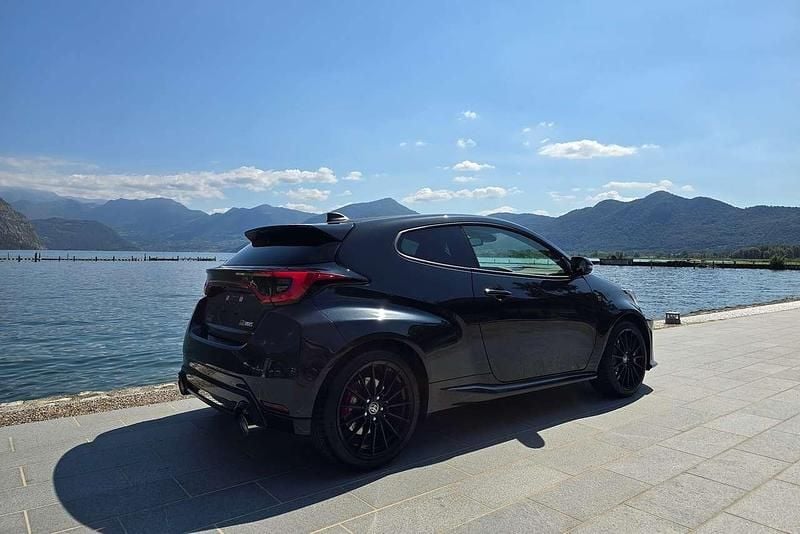 Usata Toyota Yaris 280 CV (205 kW) 2024 Nero Berlina