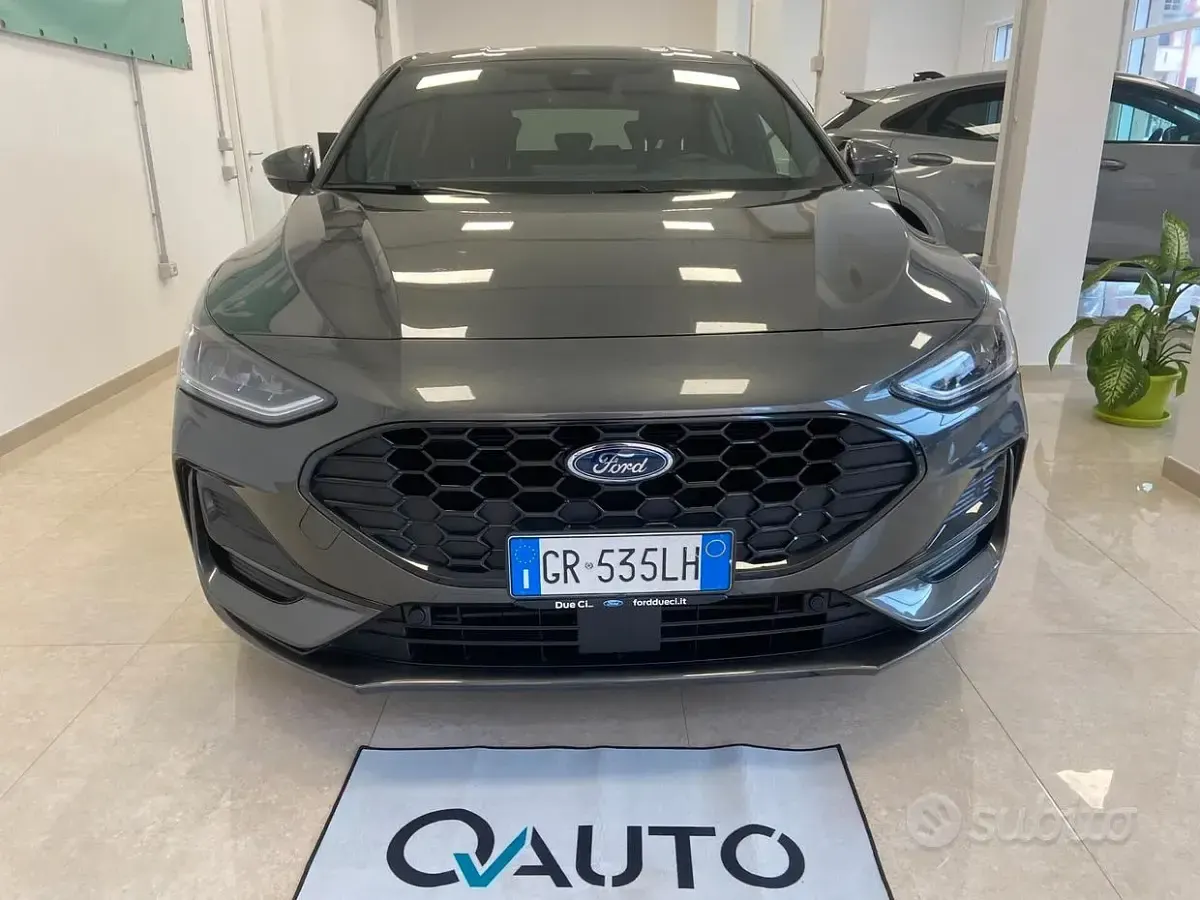 Usata Ford Focus 280 CV (205 kW) 2023 Grigio Berlina