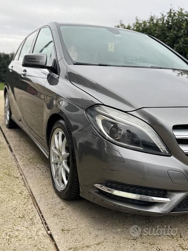 Käytetty Mercedes B200 2014 Harmaa Tila-auto