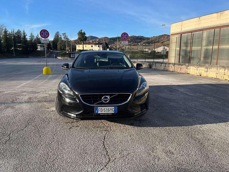 Usata Volvo V40 Momentum 150 CV (110 kW) 2016 Nero Berlina