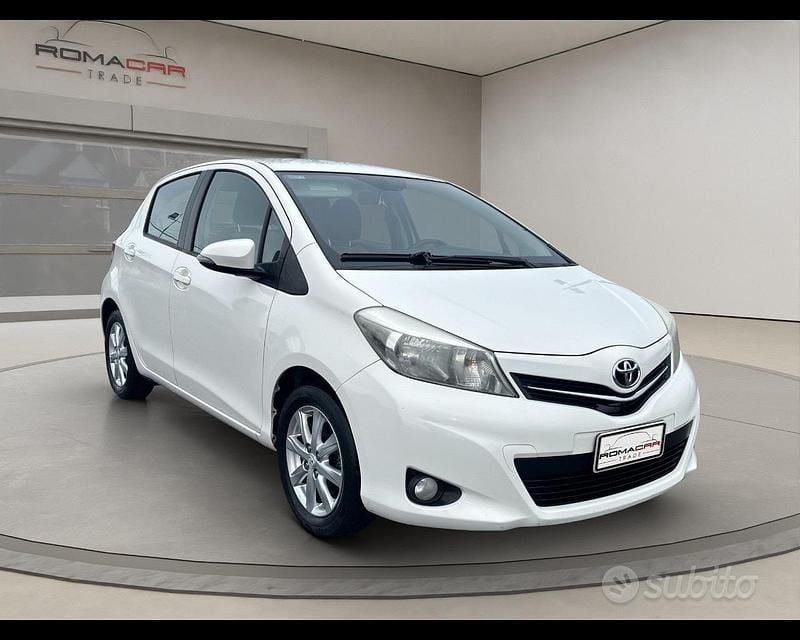 Usata Toyota Yaris Lounge 99 CV (72 kW) 2012 Bianco Berlina