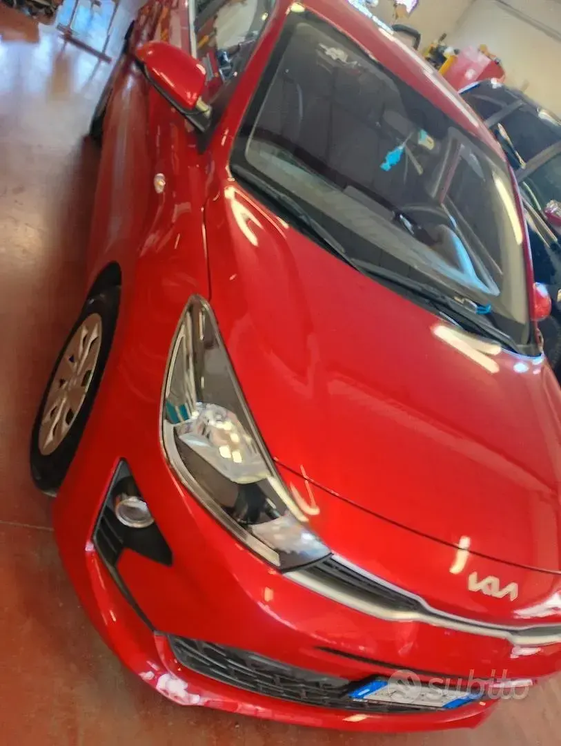 Käytetty Kia Rio 84 HP (61 kW) 2023 Punainen Sedan
