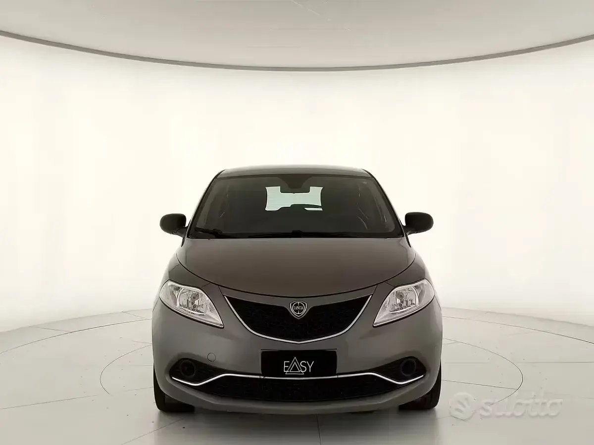 Usata Lancia Ypsilon Silver 69 CV (50 kW) 2016 Grigio Utilitaria