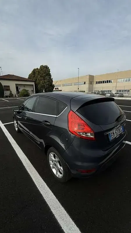 Usata Ford Fiesta Titanium 97 CV (71 kW) 2012 Blu/azzurro Berlina