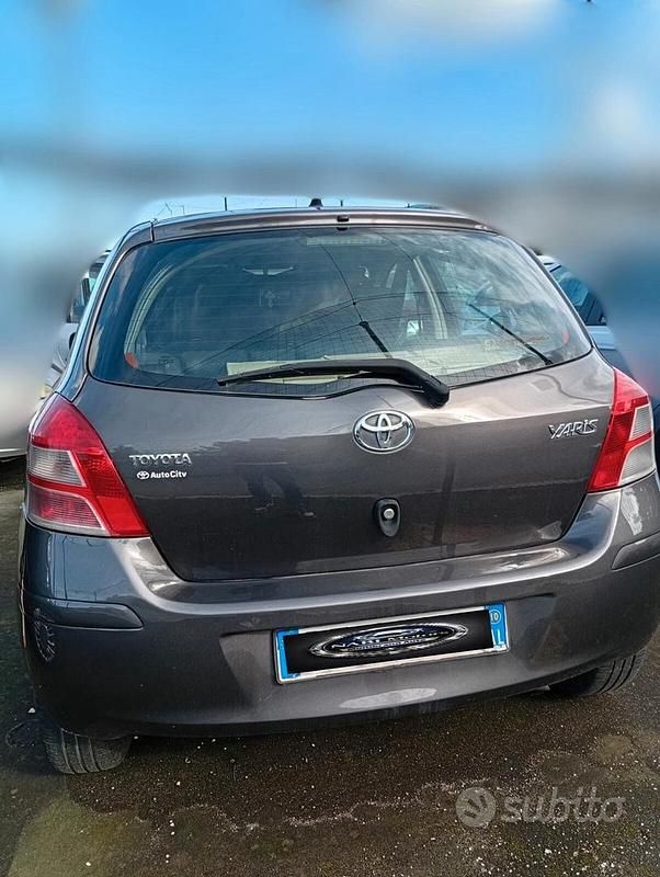 Usata Toyota Yaris Sol 90 CV (66 kW) 2010 Grigio Utilitaria