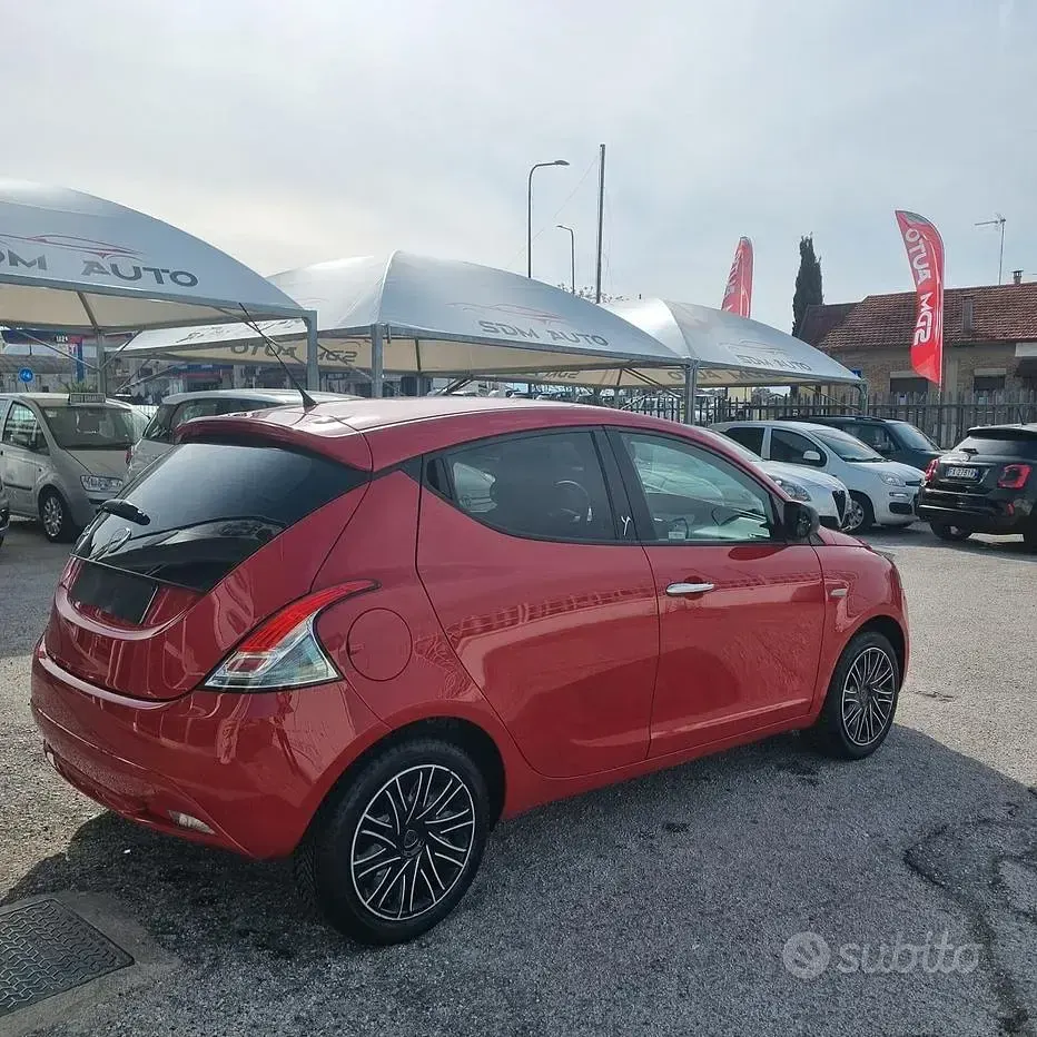 Gebraucht Lancia Ypsilon Platinum 69 PS (50 kW) 2018 Rot Kleinwagen