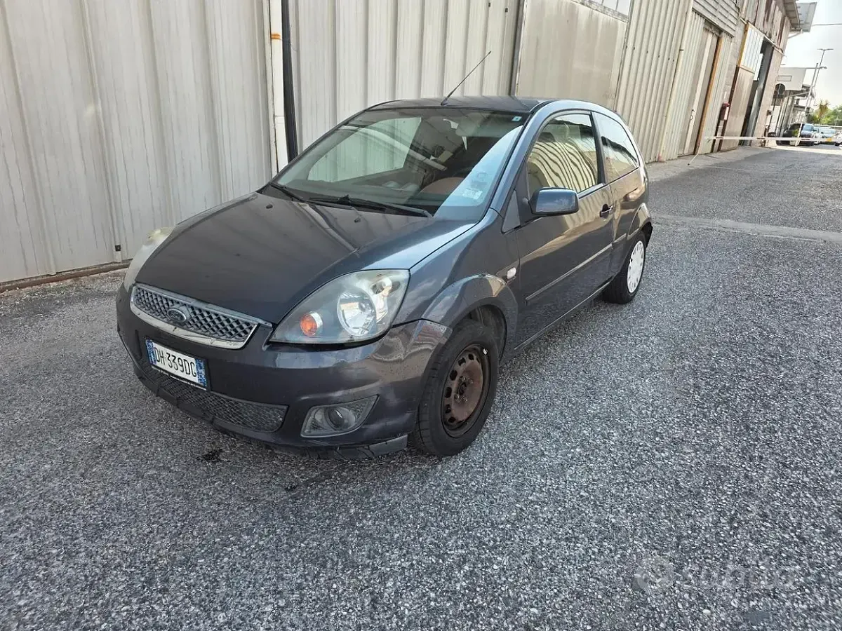 Usata Ford Fiesta Ghia 68 CV (50 kW) 2007 Grigio Utilitaria