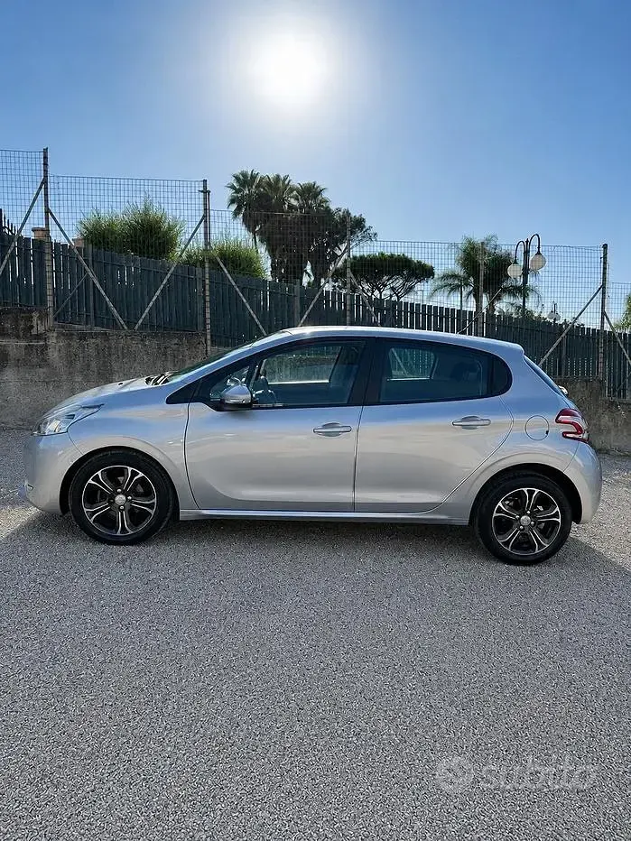 Usata Peugeot 208 Active 91 CV (66 kW) 2015 Grigio Utilitaria