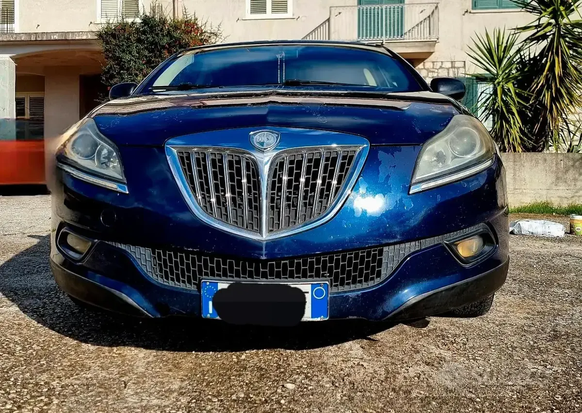 Usata Lancia Delta 120 CV (88 kW) 2010 Blu Utilitaria