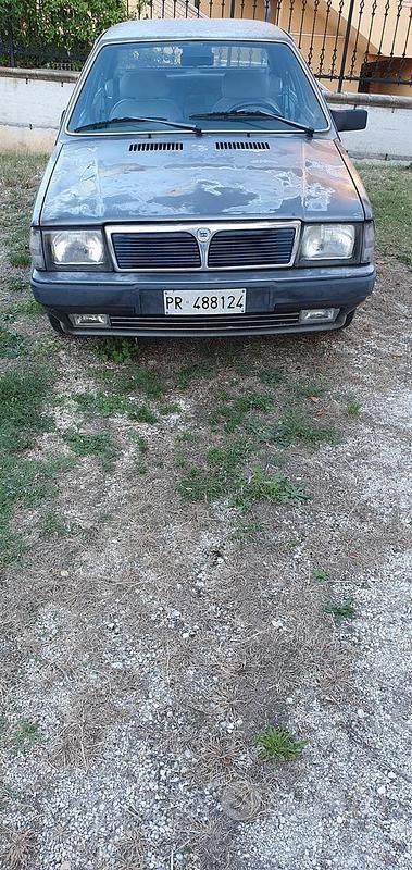 Usata Lancia Prisma 77 CV (56 kW) 1987 Grigio Berlina