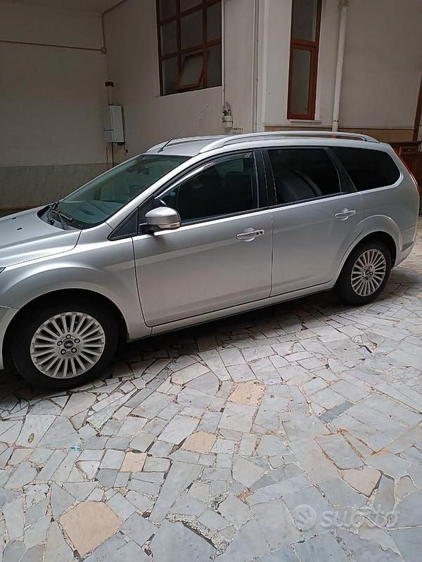Usata Ford Focus 110 CV (80 kW) 2010 Grigio Station wagon