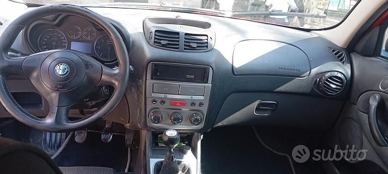 Usata Alfa Romeo 147 120 CV (88 kW) 2006 Rosso Utilitaria