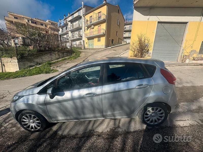 Usata Ford Fiesta 70 CV (51 kW) 2011 Grigio Berlina