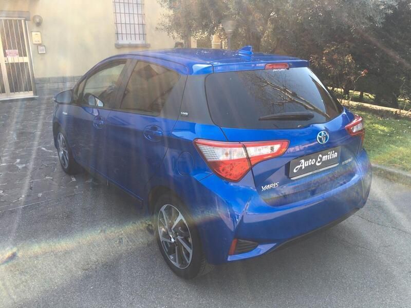 Usata Toyota Yaris Hybrid Style 73 CV (53 kW) 2019 Blu Berlina