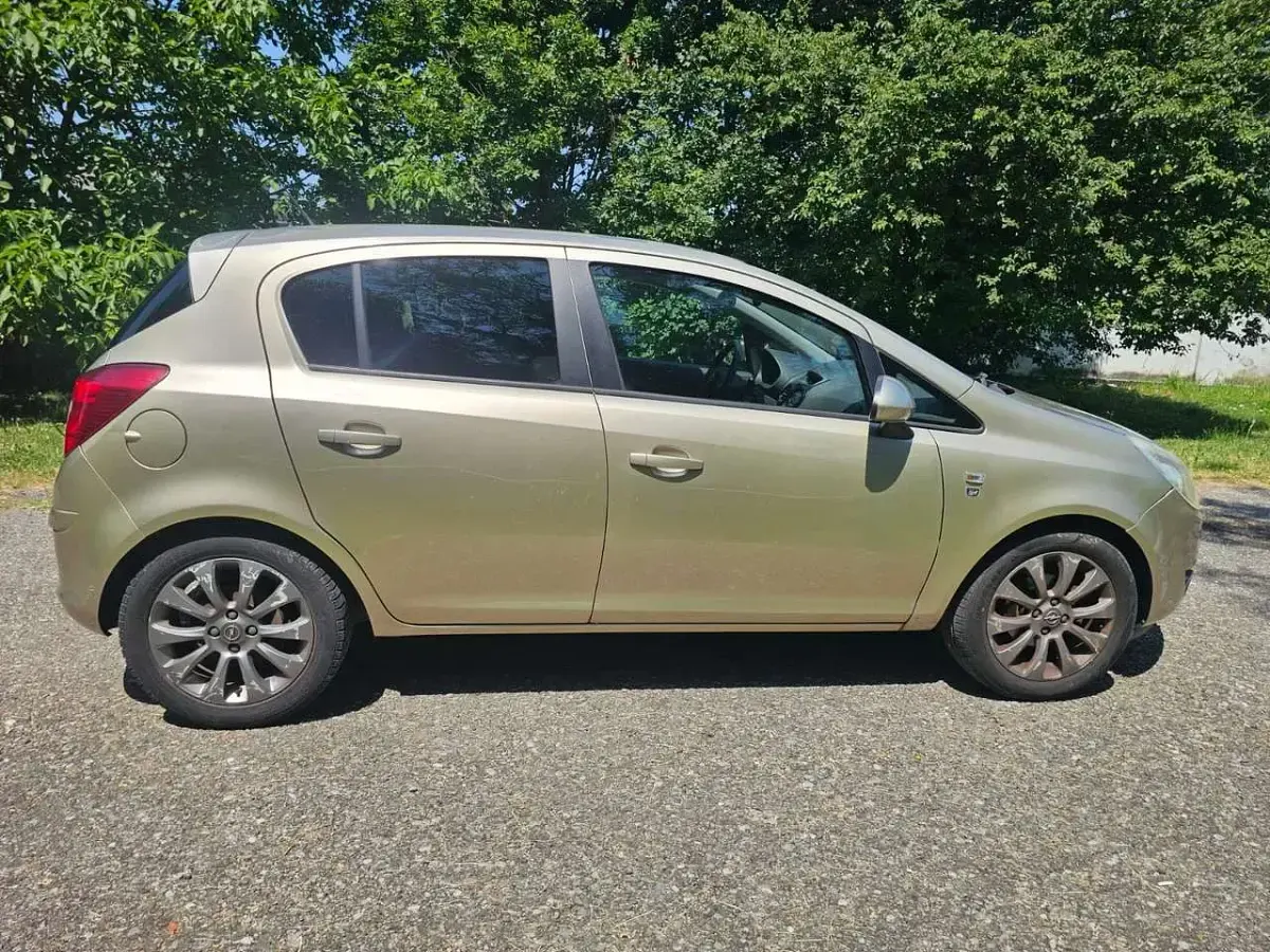 Usata Opel Corsa Edition 86 CV (63 kW) 2010 Oro Utilitaria