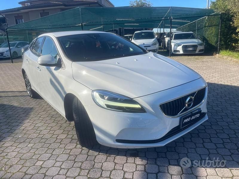 Usata Volvo V40 R-Design 120 CV (88 kW) 2019 Bianco Berlina