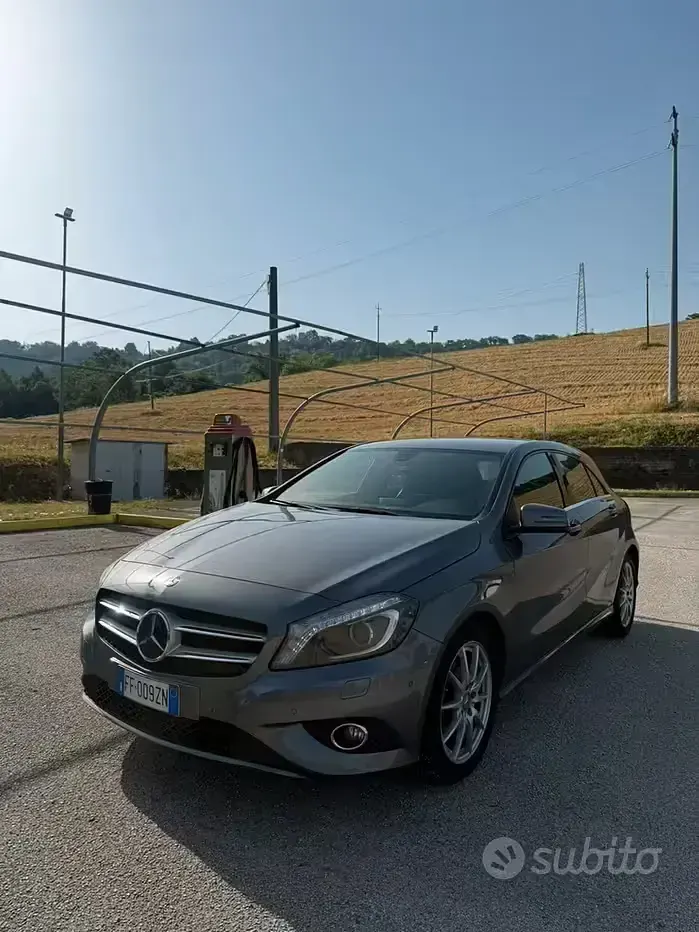Usata Mercedes A180 109 CV (80 kW) 2016 Grigio Utilitaria