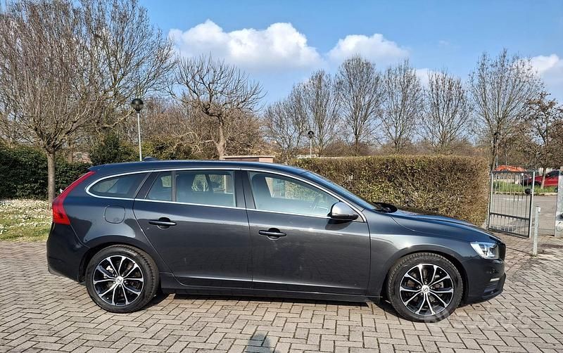 Usata Volvo V60 R-Design 120 CV (88 kW) 2016 Grigio Station wagon