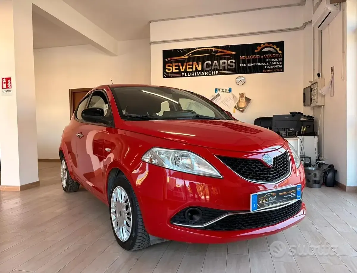 Usata Lancia Ypsilon Gold 69 CV (50 kW) 2017 Rosso Utilitaria