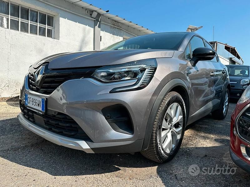 Grigio Usata 2021 Renault Captur Zen SUV | 13.500 € (Buon prezzo) - Immagine 1/4