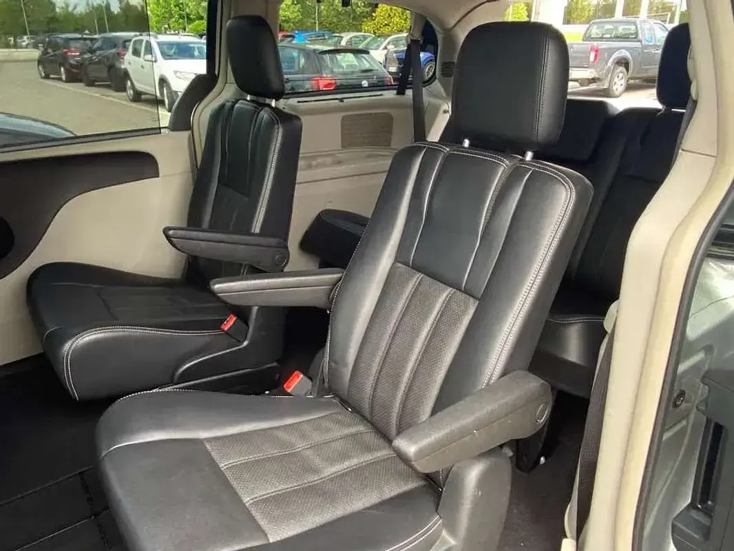 Usata Lancia Voyager Gold 163 CV (119 kW) 2012 Grigio Monovolume