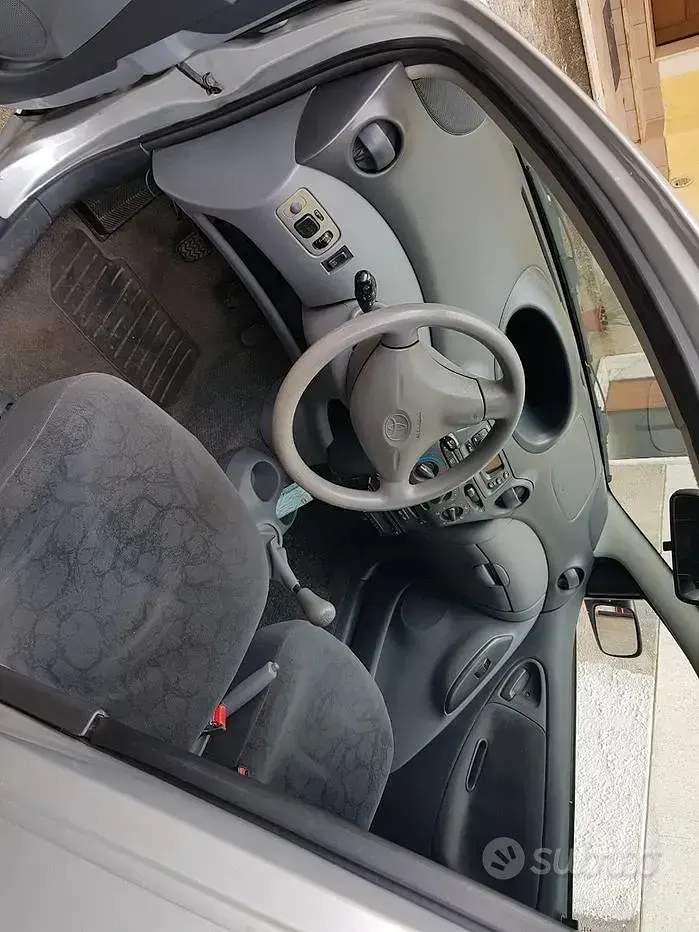 Usata Toyota Yaris 65 CV (47 kW) 2003 Grigio Berlina