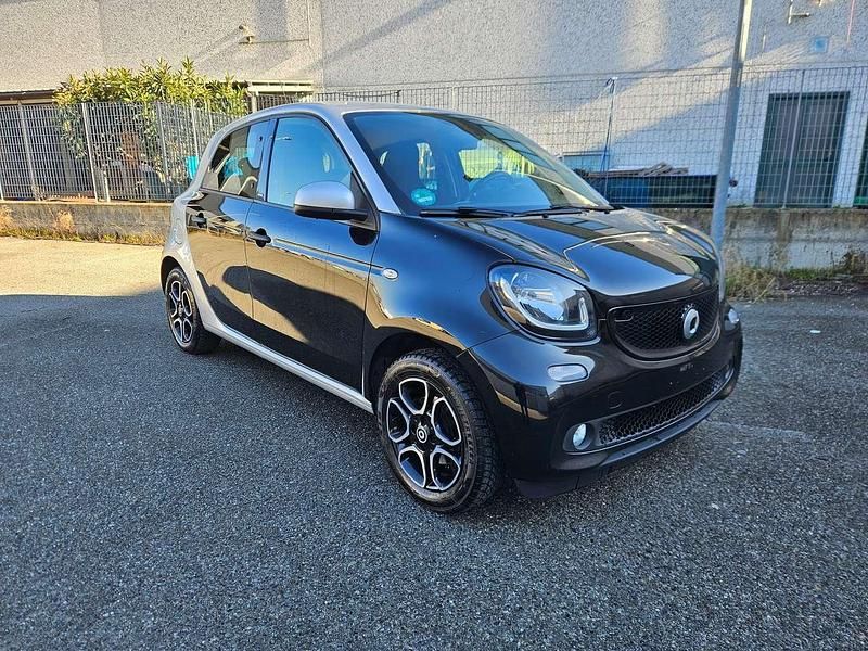 Begagnad Smart ForFour Passion 71 HK (52 kW) 2018 Svart Halvkombi