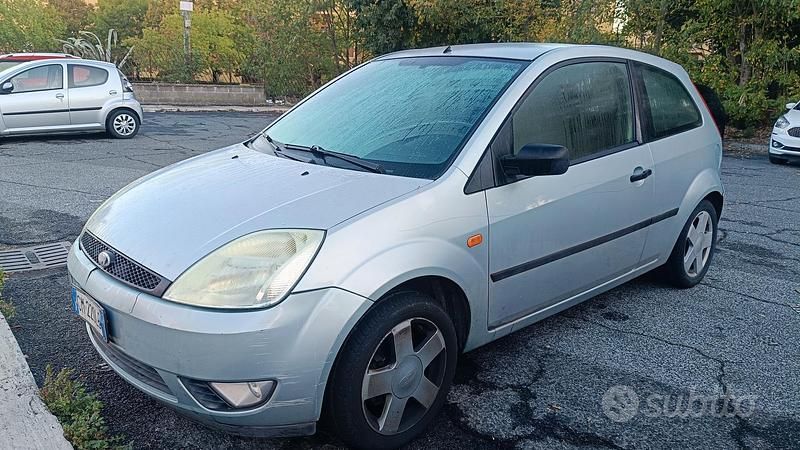 Usado Ford Fiesta Zetec 75 HP (55 kW) 2004 Cinzento Citadino
