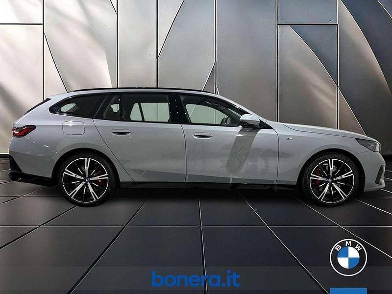 Nuova BMW 530e M Sport 299 CV (219 kW) 2025 Grigio Station wagon