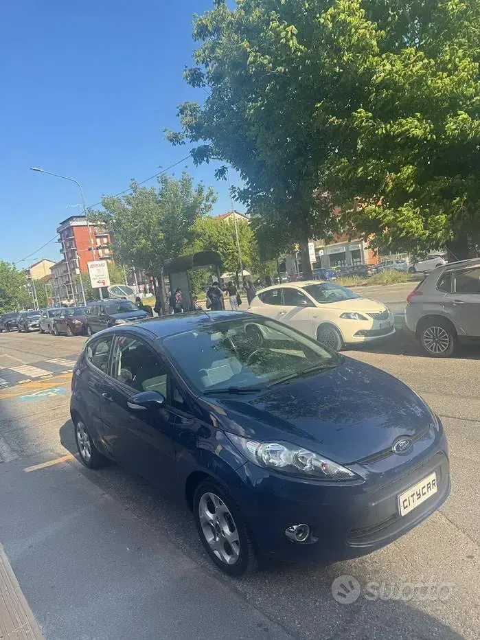Usata Ford Fiesta 60 CV (44 kW) 2011 Bluazzurro Utilitaria