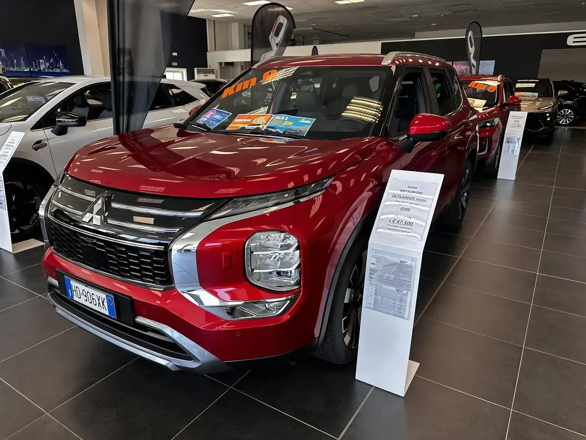 Nuova Mitsubishi Outlander P-HEV Intense 306 CV (225 kW) 2026 Rosso SUV