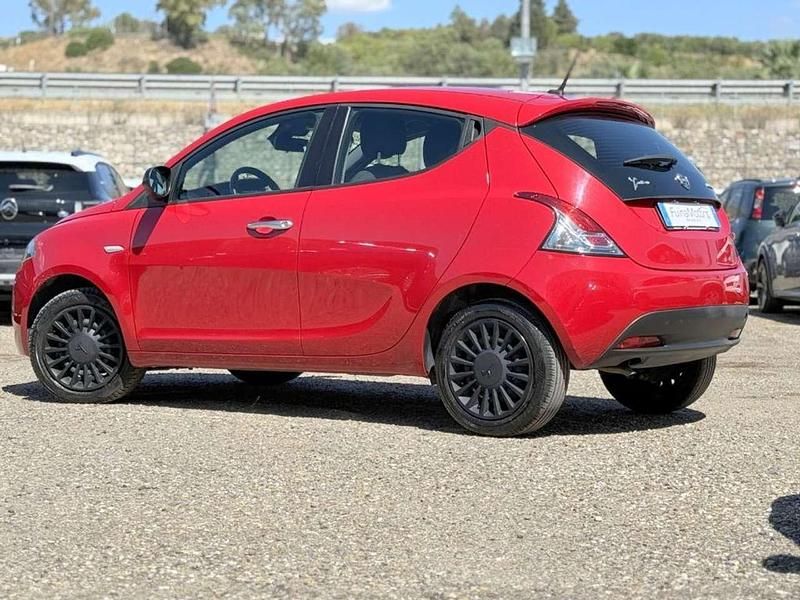 Usata Lancia Ypsilon Silver 69 CV (50 kW) 2022 Rosso Utilitaria