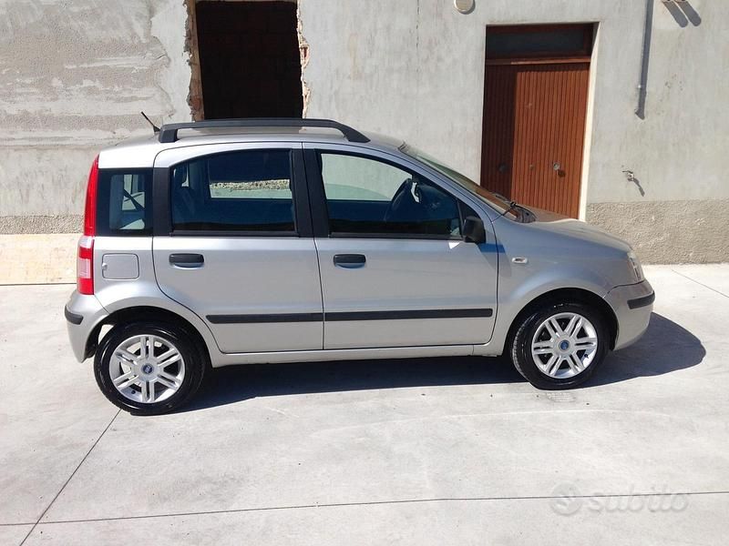 Grigio Usata 2004 Fiat Panda Emotion Tre volumi | 2500 € (Buon prezzo) - Immagine 1/1