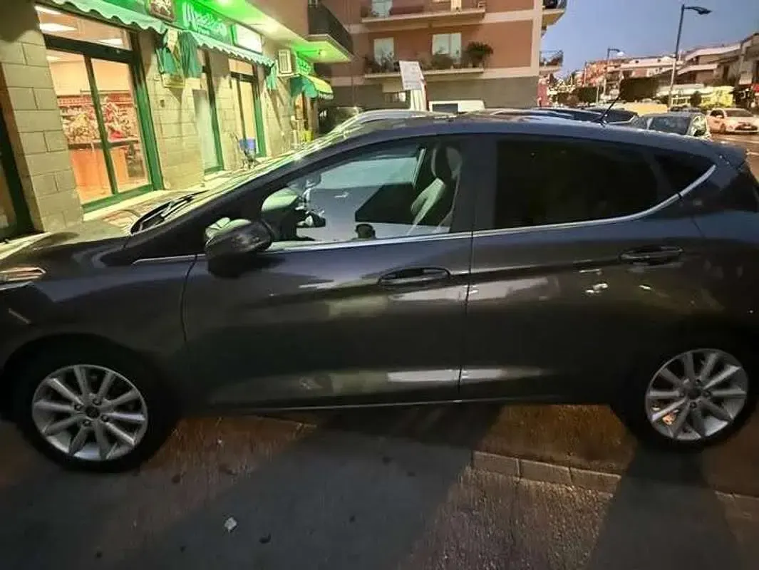 Usata Ford Fiesta 75 CV (55 kW) 2018 Grigio Utilitaria