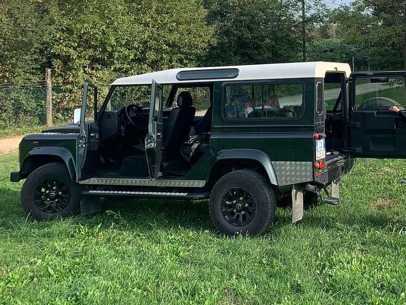 Usata Land Rover Defender SE 122 CV (89 kW) 2009 Verde Station wagon