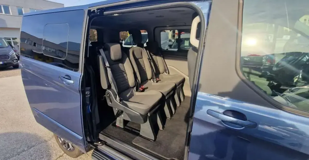 Usata Ford Tourneo Titanium 185 CV (136 kW) 2022 Blu Monovolume