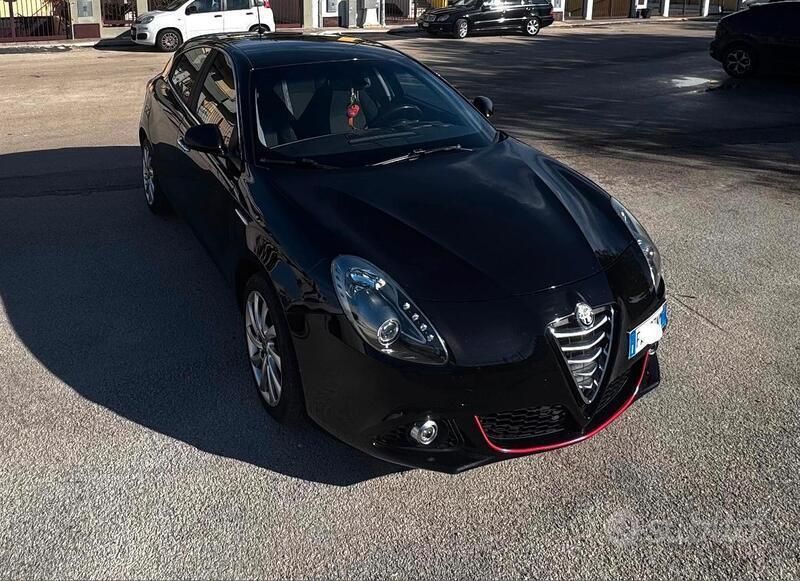 Nero Usata 2015 Alfa Romeo Giulietta Exclusive Due volumi | 7000 € (Buon prezzo) - Immagine 1/4