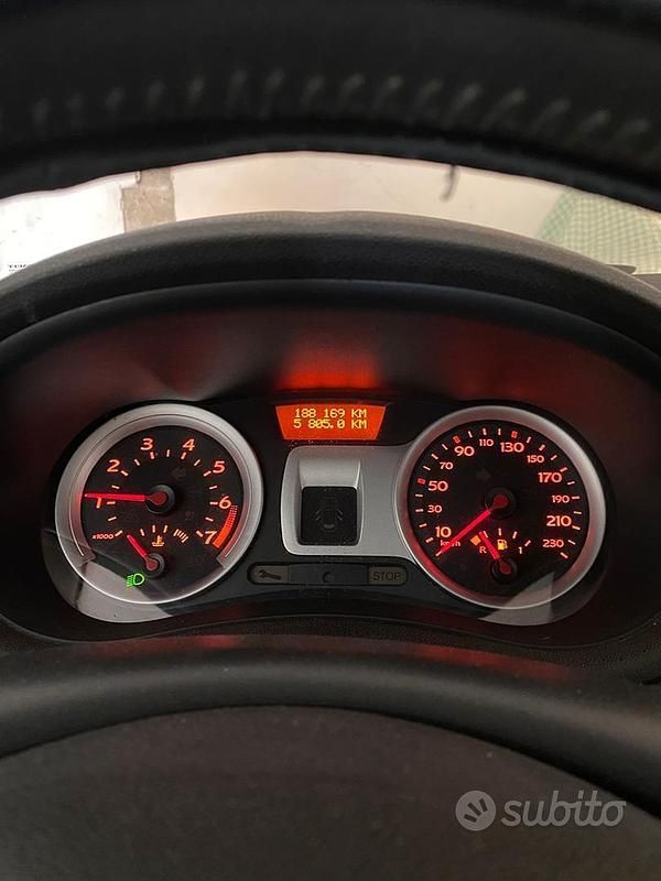 Usata Renault Clio II 75 CV (55 kW) 2005 Rosso Utilitaria